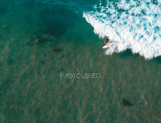 Veduta aerea di un surfista, Barwon Heads, Bellarine Peninsula, Victoria, Australia — Foto stock