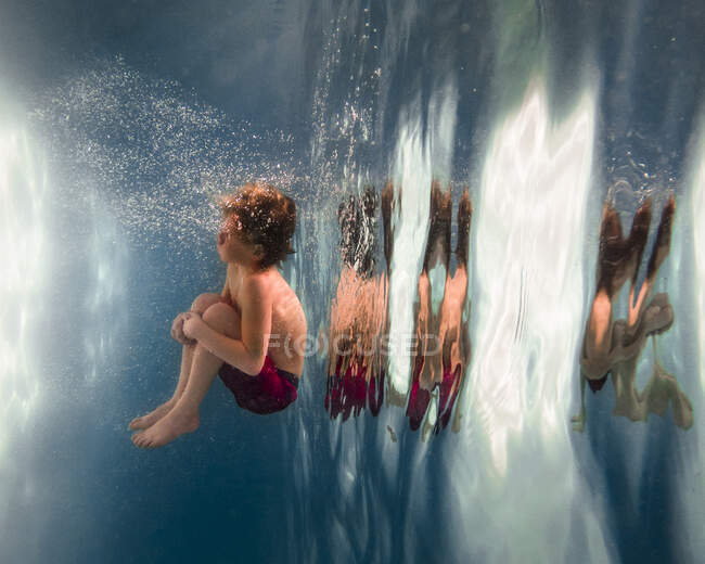 Junge springt in Swimmingpool — Stockfoto