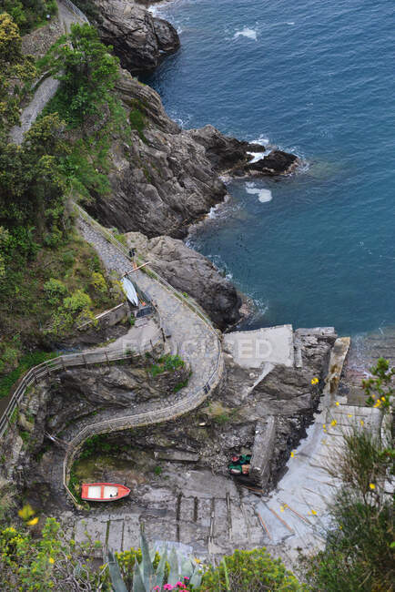 Veduta aerea di un sentiero tortuoso verso il mare, Italia — Foto stock