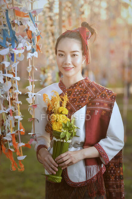 Retrato de una mujer sonriente con un traje tradicional tailandés, Bangkok, Tailandia - foto de stock