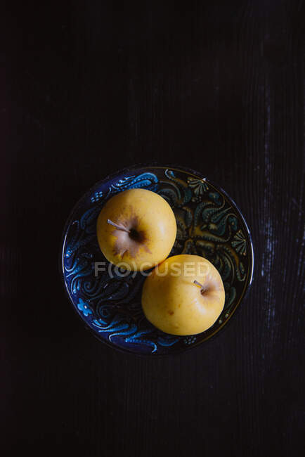 Два яблука в тарілці — стокове фото