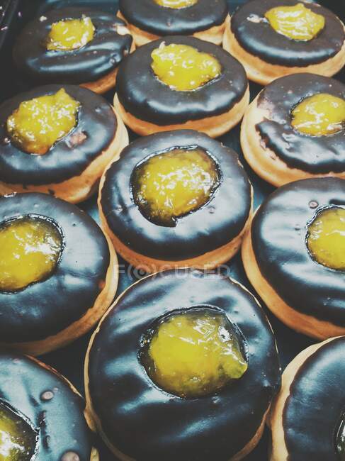 Close-up de geléia cheia de donuts de chocolate — Fotografia de Stock