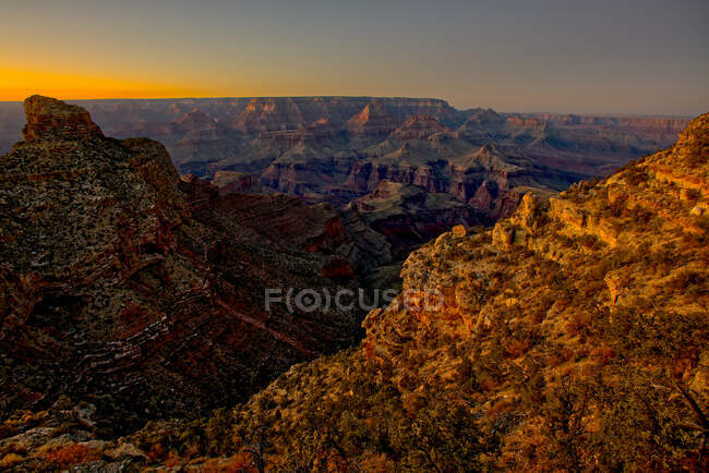 Vue du Grand Canyon au coucher du soleil depuis New Hance Trail, South Rim, Grand Canyon, Arizona, USA — Photo de stock