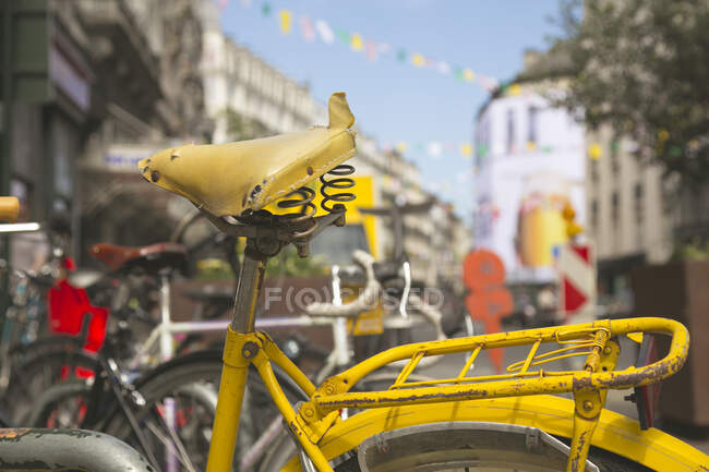 Bicicleta amarela nas ruas de Bruxelas, Bélgica — Fotografia de Stock