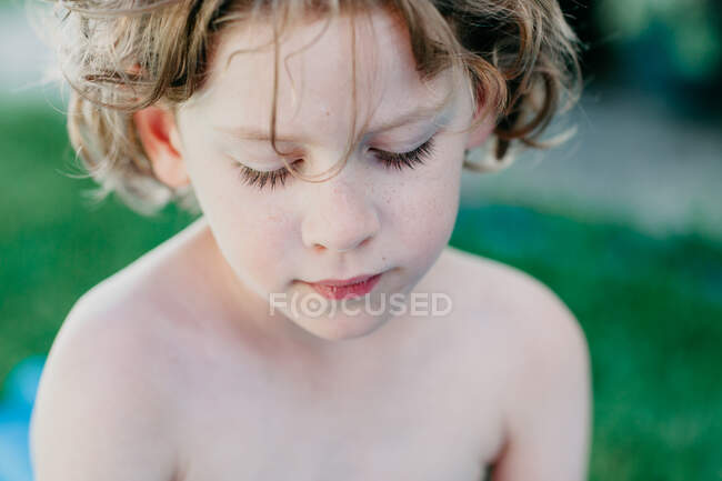 Portrait de petit garçon dans le jardin — Photo de stock