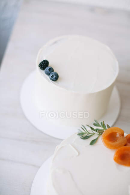Gâteaux décorés de glaçage à la crème au beurre et de fruits — Photo de stock