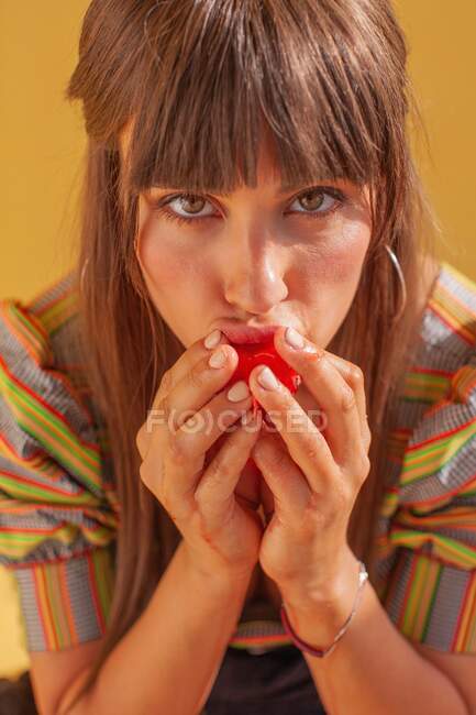 Retrato de uma mulher comendo melancia — Fotografia de Stock