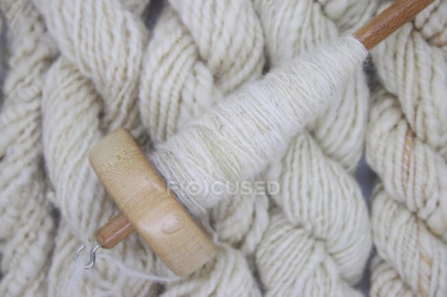 Making wool with a spindle — Stock Photo