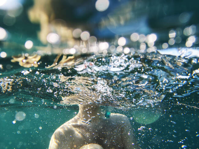 Чоловік, який плаває в Середземному морі (Мальта). — стокове фото