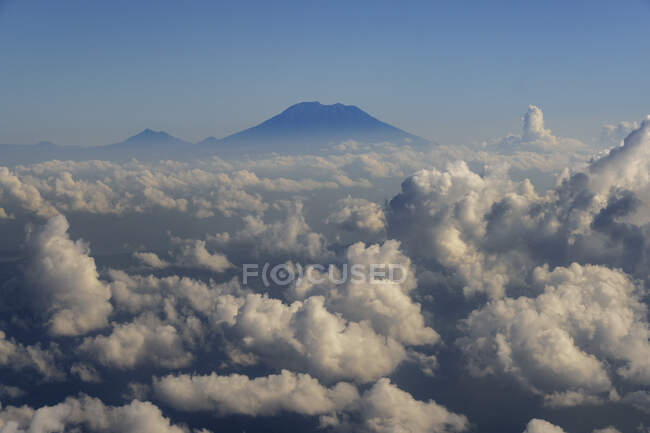 Monte Agung entre las nubes, Bali, Indonesia - foto de stock