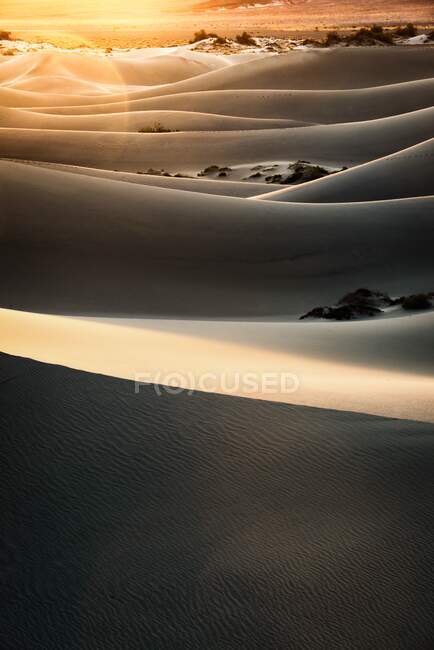 Mesquite Flat Sand Dunes bei Sonnenaufgang, Death Valley National Park, Kalifornien, Vereinigte Staaten — Stockfoto