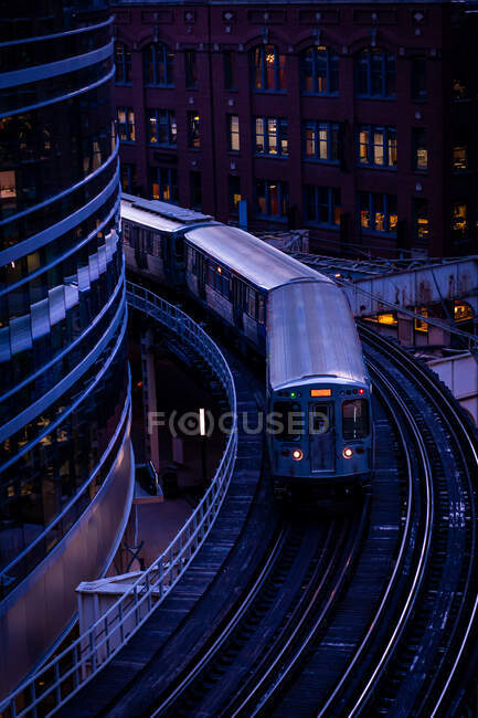 Vista aérea de un tren CTA, Chicago, Illinois, Estados Unidos - foto de stock
