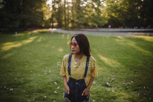 Портрет жінки, що стоїть у парку (Сербія). — стокове фото