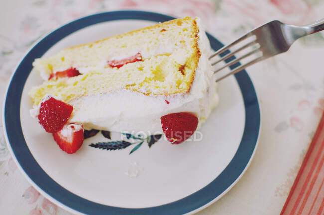 Slice of strawberry sponge cake on a plate — Stock Photo