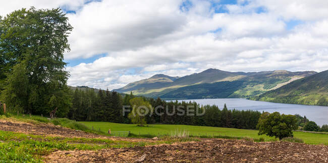Lac et paysage montagneux, Rob Roy Way, Écosse, Royaume-Uni — Photo de stock