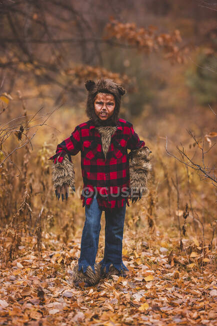 Porträt eines Jungen, der zu Halloween als Werwolf verkleidet im Wald steht, USA — Stockfoto