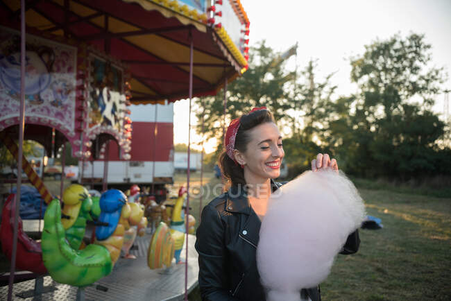 Portrait of a woman at a funfair eating candyfloss, Bosnia and Herzegovina — Foto stock