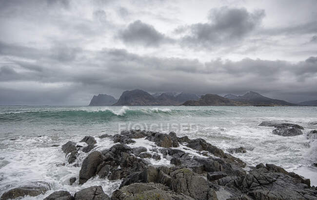 Día ventoso en la playa de Sandnes, Flakstad, Lofoten, Nordland, Noruega - foto de stock