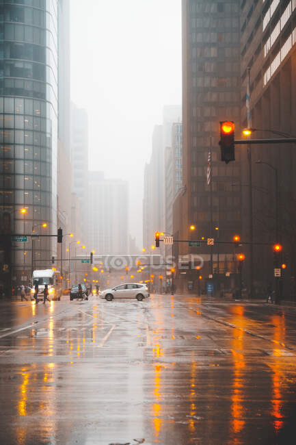Stadtstraße an einem nebligen Abend, Chicago, Illinois, Vereinigte Staaten — Stockfoto