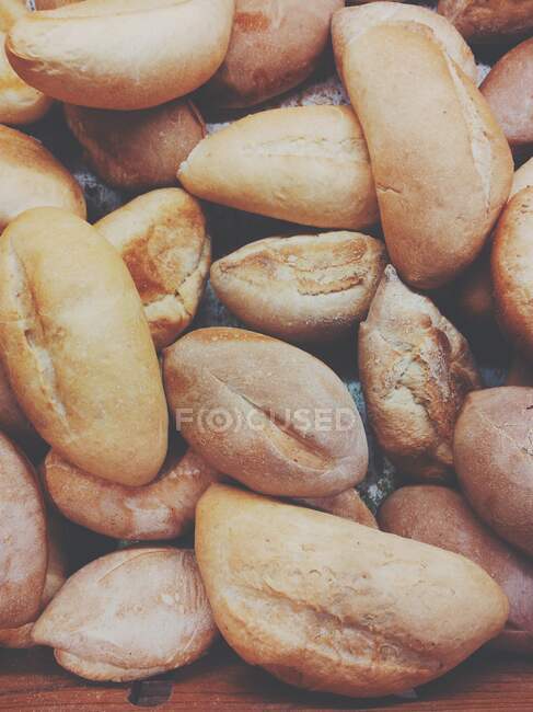 Panes de pan en una panadería - foto de stock