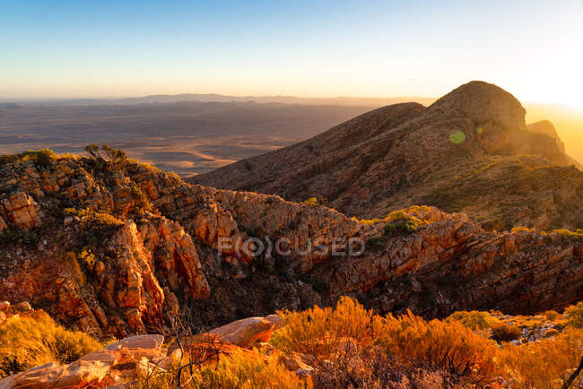 Маунт Сондер на восходе солнца, Национальный парк Уэст Макдоннелл, Северная Территория, Австралия — стоковое фото