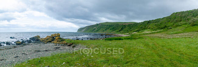 Paisaje costero a lo largo de Arran Coastal Way, Isla de Arran, Escocia, Reino Unido - foto de stock