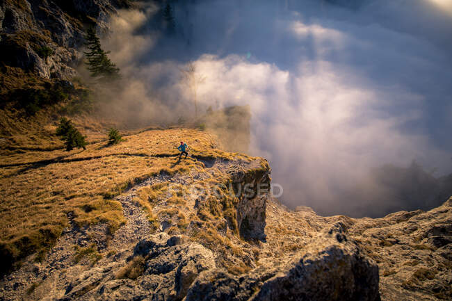 Sendero de mujer corriendo por las montañas, Salzburgo, Austria - foto de stock