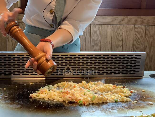 Femme préparant du riz frit aux œufs dans un restaurant, Shanghai, Chine — Photo de stock