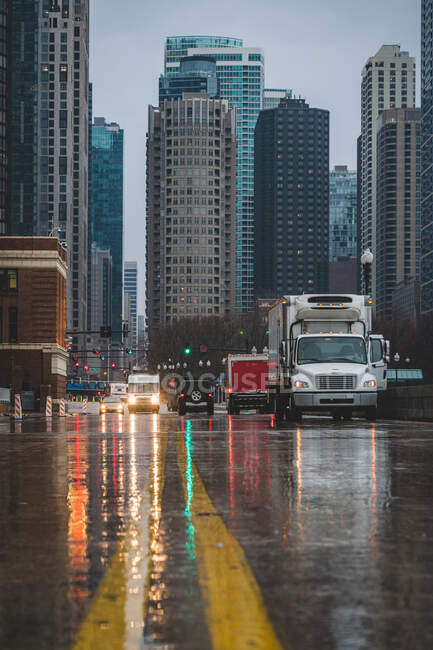 Camiones de reparto estacionados en una calle de la ciudad, Chicago, Illinois, Estados Unidos - foto de stock