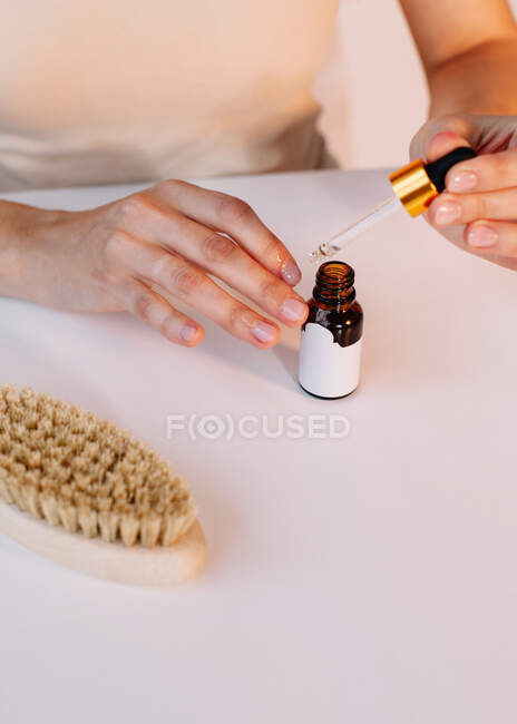 Mulher aplicando óleo de cutícula em suas unhas — Fotografia de Stock