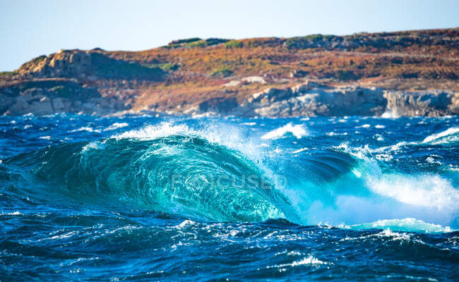 Wellen brechen an der Küste, Korsika, Frankreich — Stockfoto