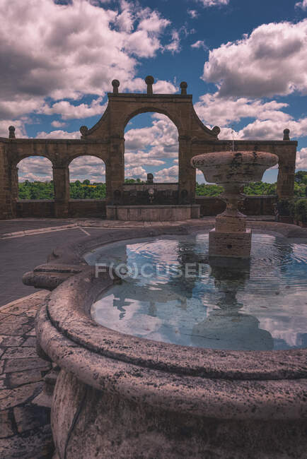 Фонтан в Палаццо Орсини, Питильяно, Гроссето, Тоскана, Италия — стоковое фото