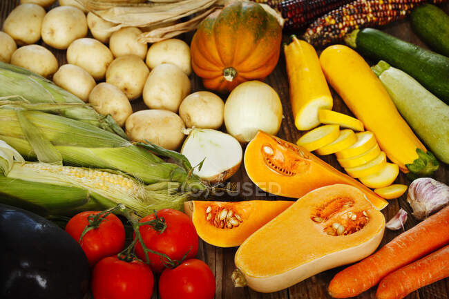 Anordnung verschiedener Obst- und Gemüsesorten auf einem Holztisch — Stockfoto