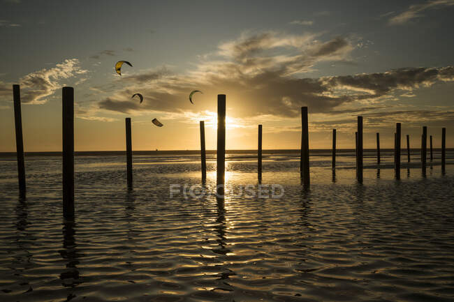 Kitesufers ao pôr do sol, Los Lances Beach, Tarifa, Cádiz, Andaluzia, Espanha — Fotografia de Stock