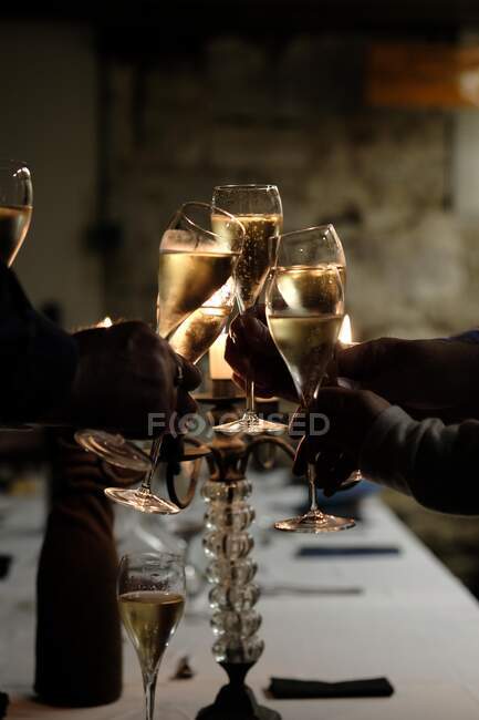 Grupo de personas brindando con una copa de champán - foto de stock