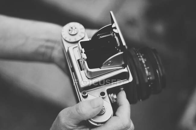 Жінка тримає стару старовинну камеру середнього формату — стокове фото