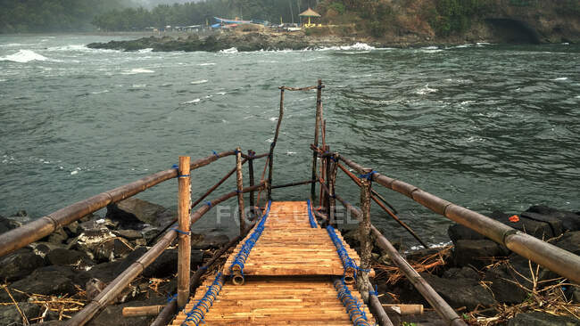 Jetée de bambou au bord de l'océan, Indonésie — Photo de stock