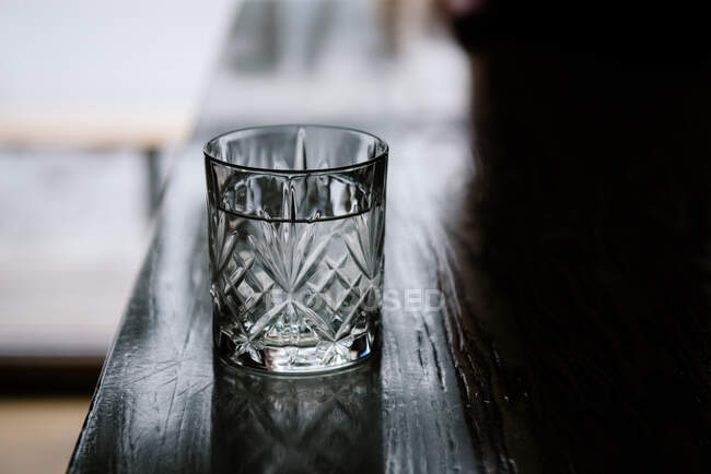 Verre d'eau sur un bar — Photo de stock