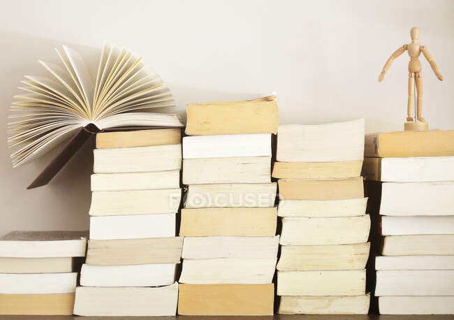 Pila di libri su scaffale di legno, primo piano — Foto stock