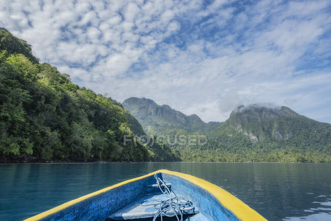 Boat sailing in ocean, Ora Beach, Seram, Maluku Islands, Indonesia — Stock Photo