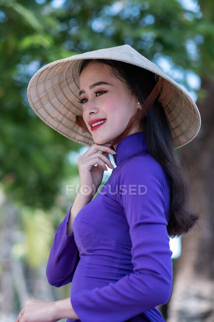 Ritratto di una bella donna in costume tradizionale e cappello conico, Vietnam — Foto stock