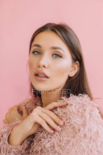 Ritratto di bella donna su sfondo rosa — Foto stock