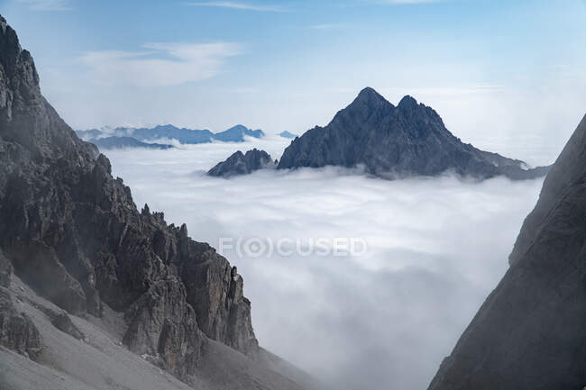 Горные вершины над облаками, Доломиты, Лиенц, Австрия — стоковое фото
