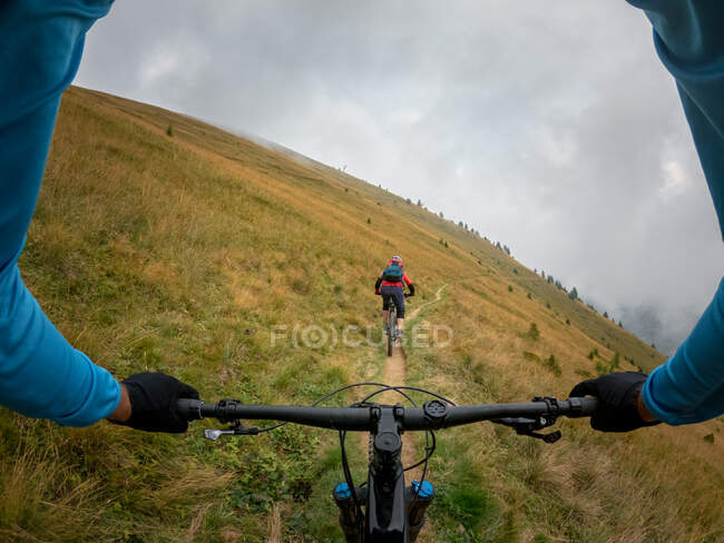 Dos personas en bicicleta de montaña cerca de Kals am Grossglockner, Lienz, Tirol, Austria - foto de stock
