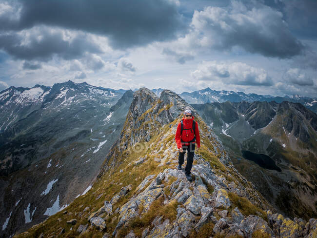 Жінка в спортивному одязі пішохідний в красивому гірському ландшафті — стокове фото