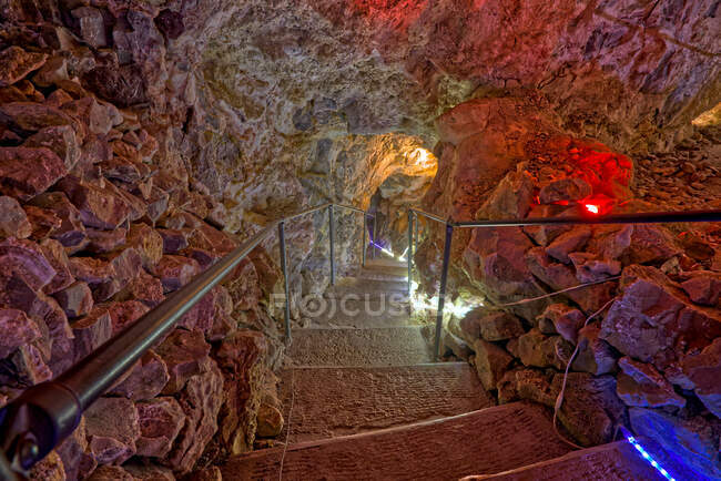 Treppe hinunter in die Grand Canyon Caverns, Peach Springs, Mile Marker 115, Arizona, Vereinigte Staaten — Stockfoto