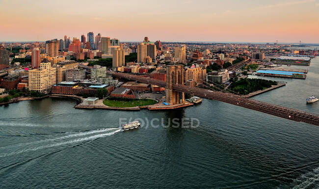 Vista aérea del Puente de Brooklyn y Manhattan al atardecer, Nueva York, Estados Unidos - foto de stock