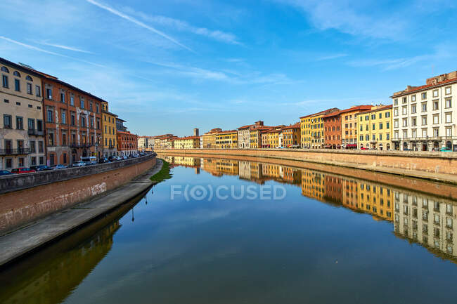Río Arno, Pisa, Toscana, Italia - foto de stock