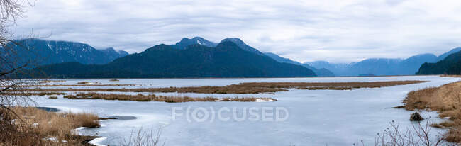 Vista del paisaje de montaña desde Grant Narrows, Pitt Meadows, Columbia Británica, Canadá - foto de stock