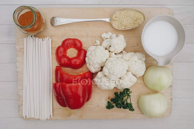 Revuelva los ingredientes fritos en una tabla de picar - foto de stock